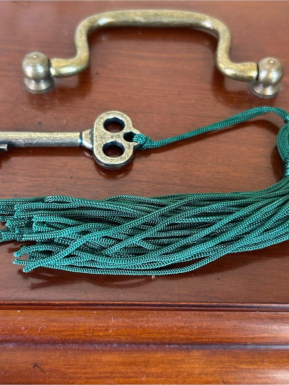 Bombay Jewelry Box locking with key, green velvet, removable tray ring holder